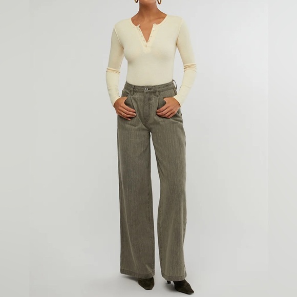 WeWoreWhat High Rise Pleated Wide Leg Jean in Color Stone Wash Size 24 - Picture 1 of 6